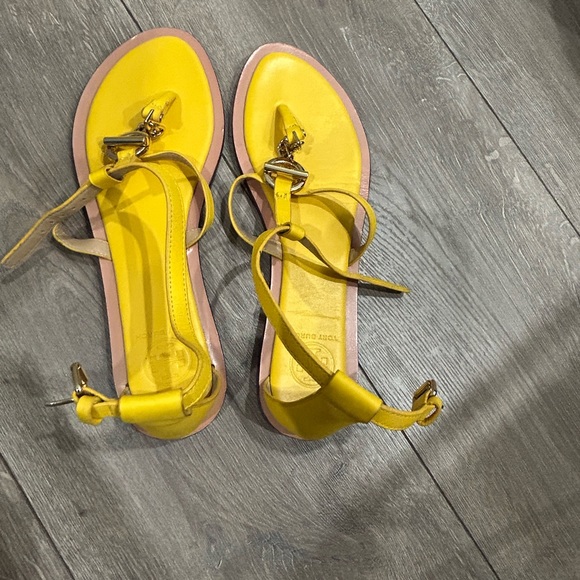 ⬇️SALE‼️ TORY BURCH • Yellow New Toggle Leather Flat Sandals • size 7 - Picture 3 of 10
